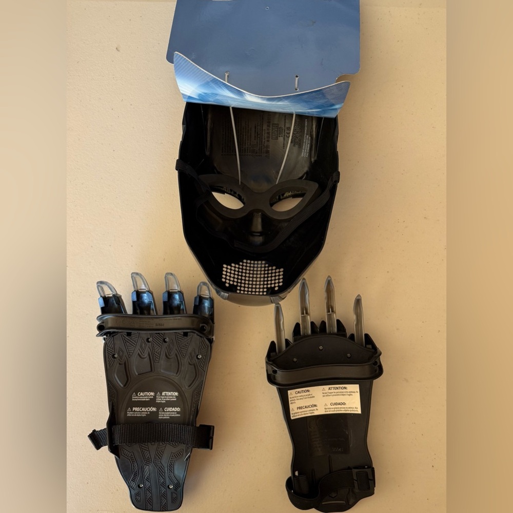 Marvel Black Panther Costume Mask and Gloves Accessory - Picture 4 of 4